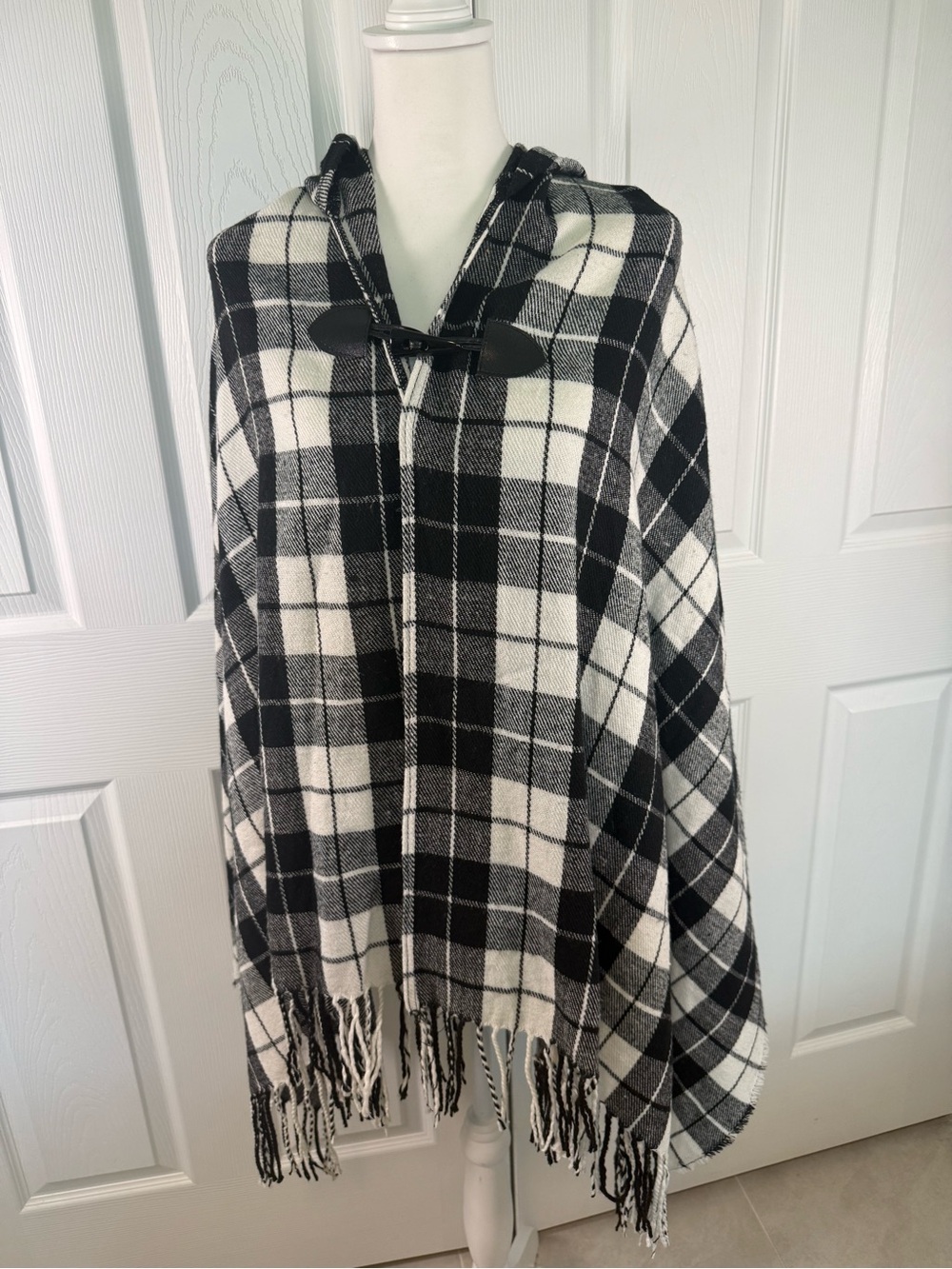 Y2K Boho Plaid Hooded Poncho Cape Black White Toggle Fringe Cottagecore Fall Vtg